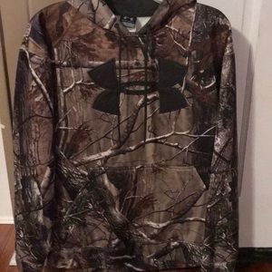 Camo Under Armour sweatshirt